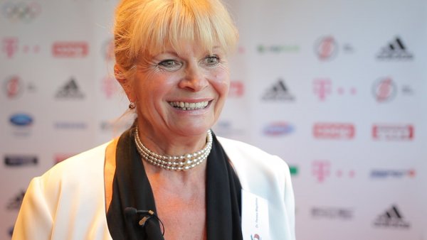 Sequence 02.00_12_41_10.Still007